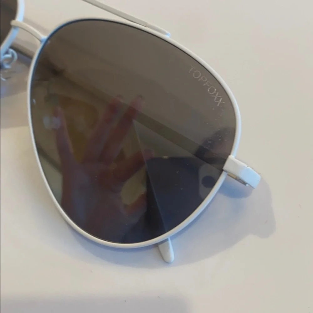 White Frame aviator sunglasses - Picture 3 of 5